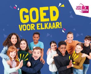 Afbeelding van de poster van Week Tegen Pesten 2023 met de slogan 'Goed voor elkaar' en een groep mensen die elkaar een high five geven.